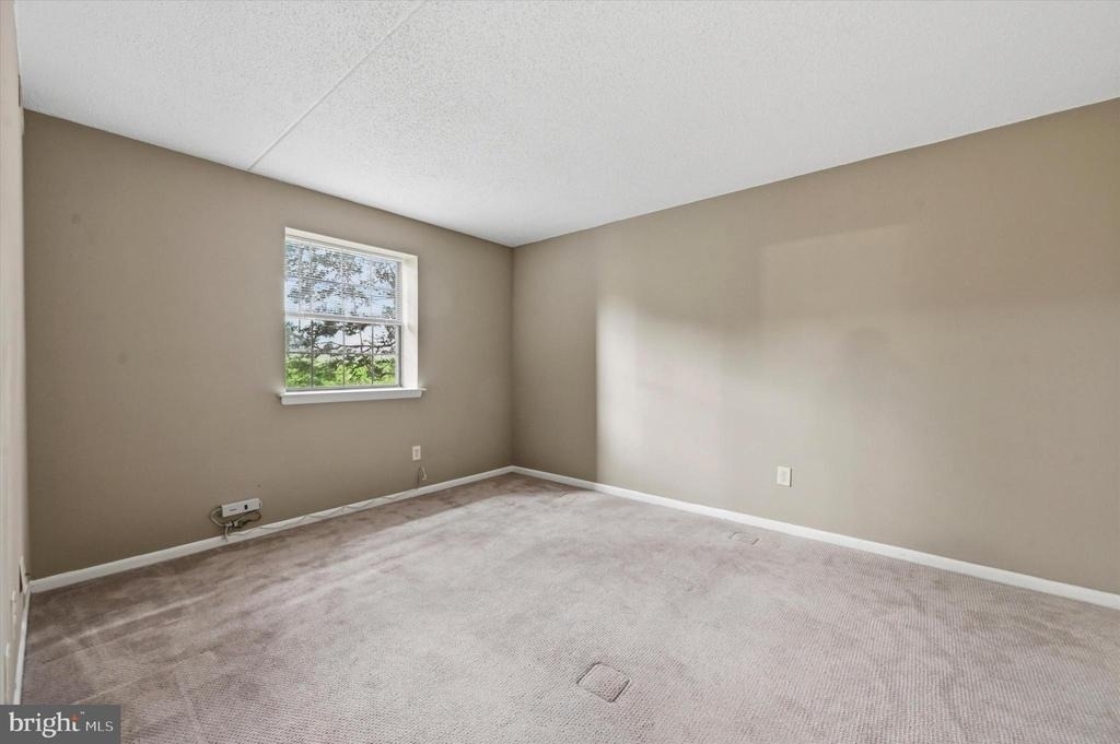 2402 Pond View Drive - Photo 8
