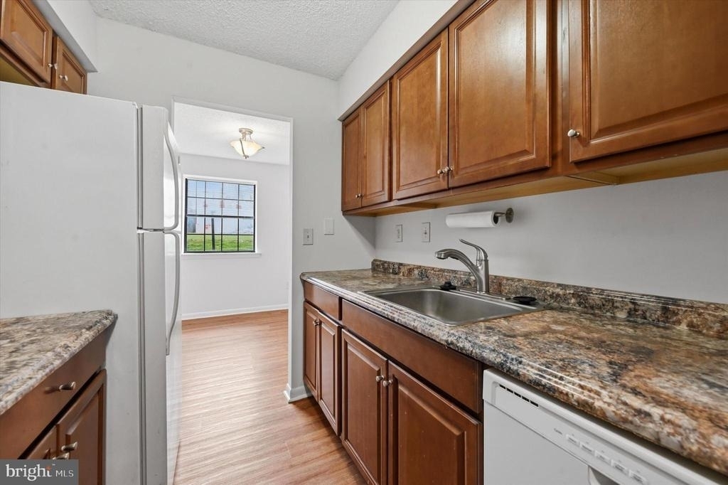 2402 Pond View Drive - Photo 2