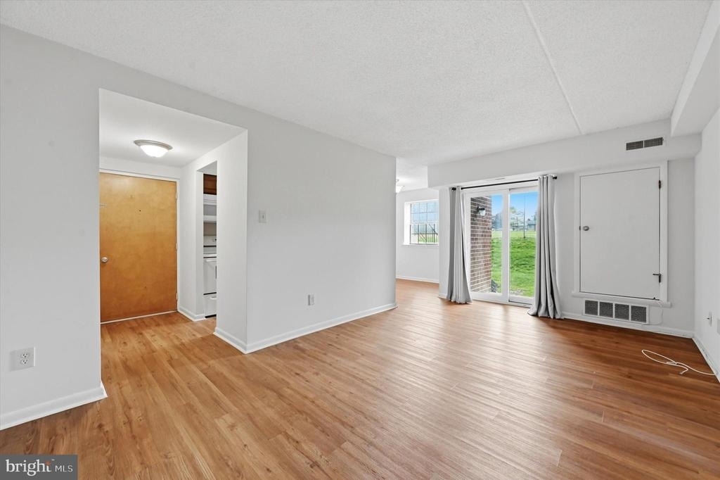 2402 Pond View Drive - Photo 4