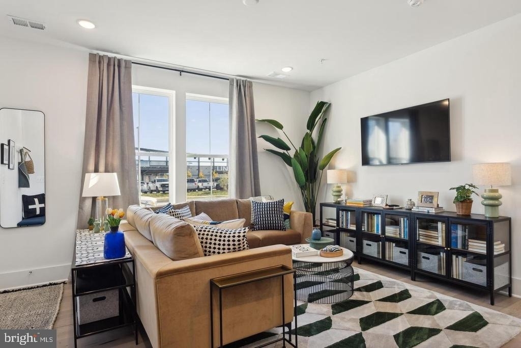 111 E Cromwell Street - Photo 3