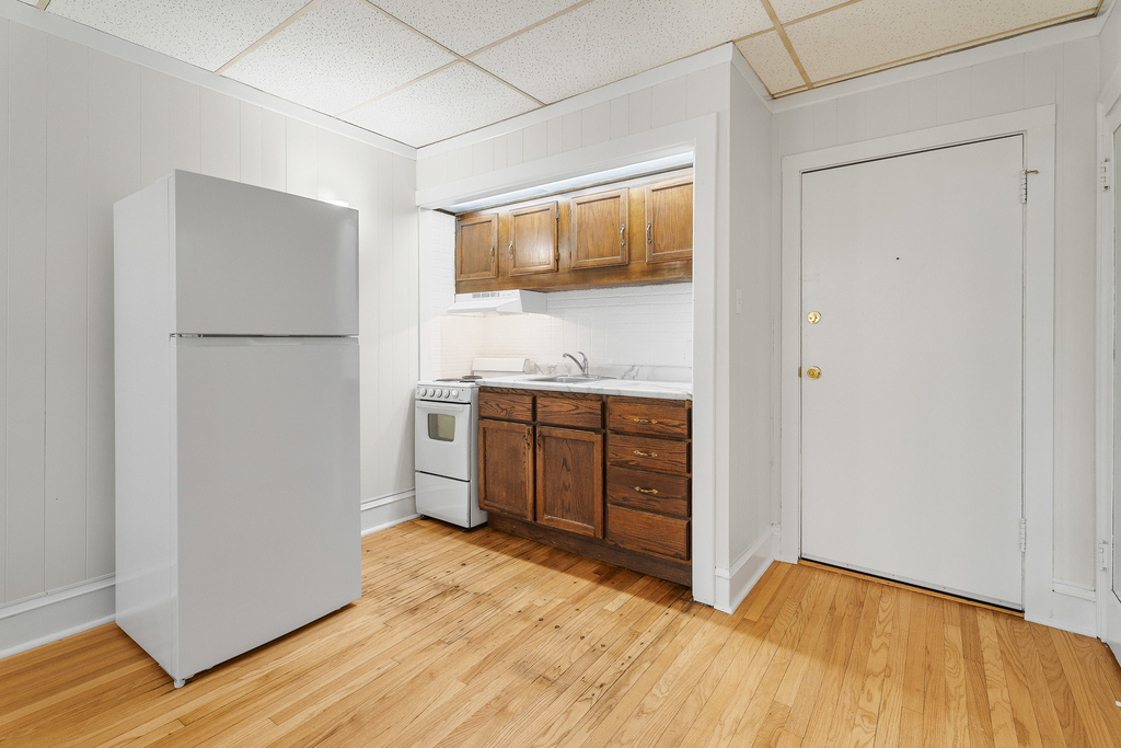 1440 W Howard Street - Photo 1