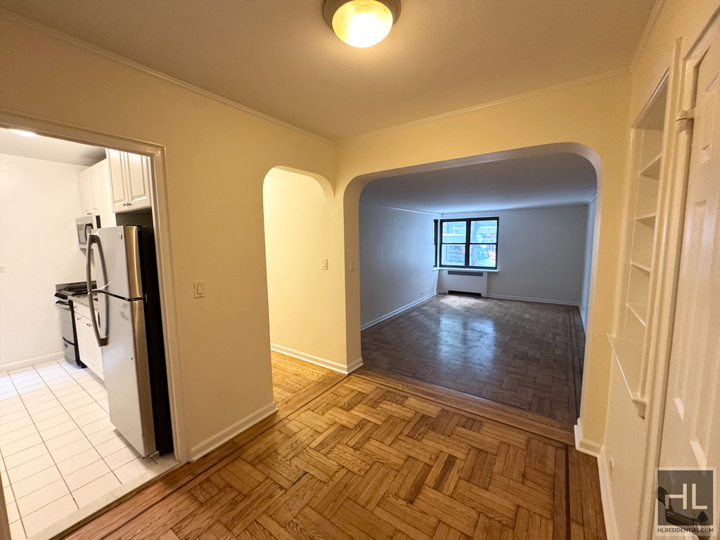 East 24 Street - Photo 7