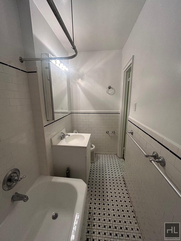 East 24 Street - Photo 6