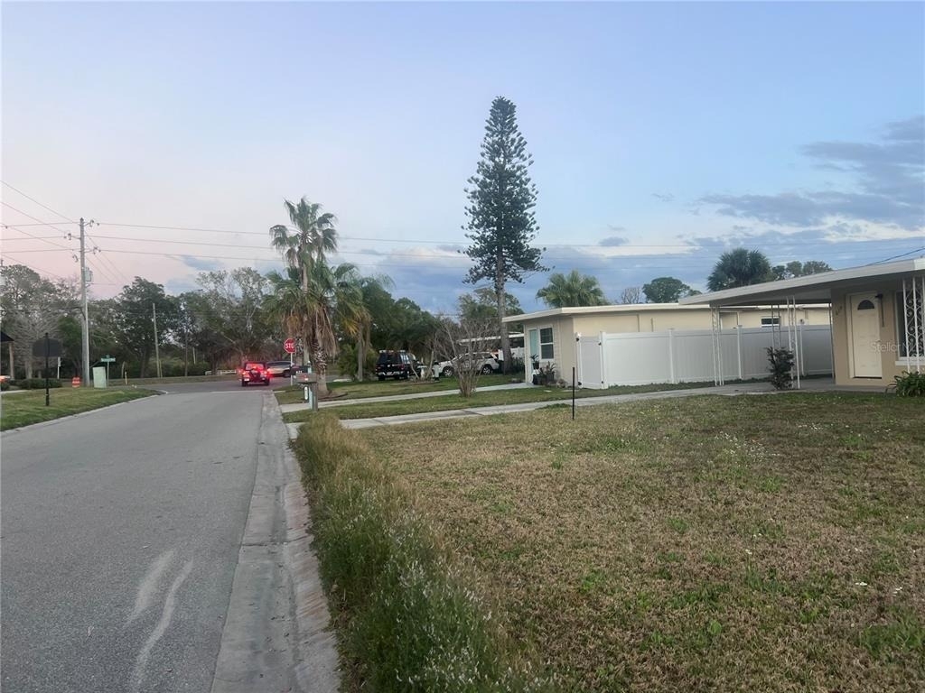 2495 Baywood Drive E - Photo 11