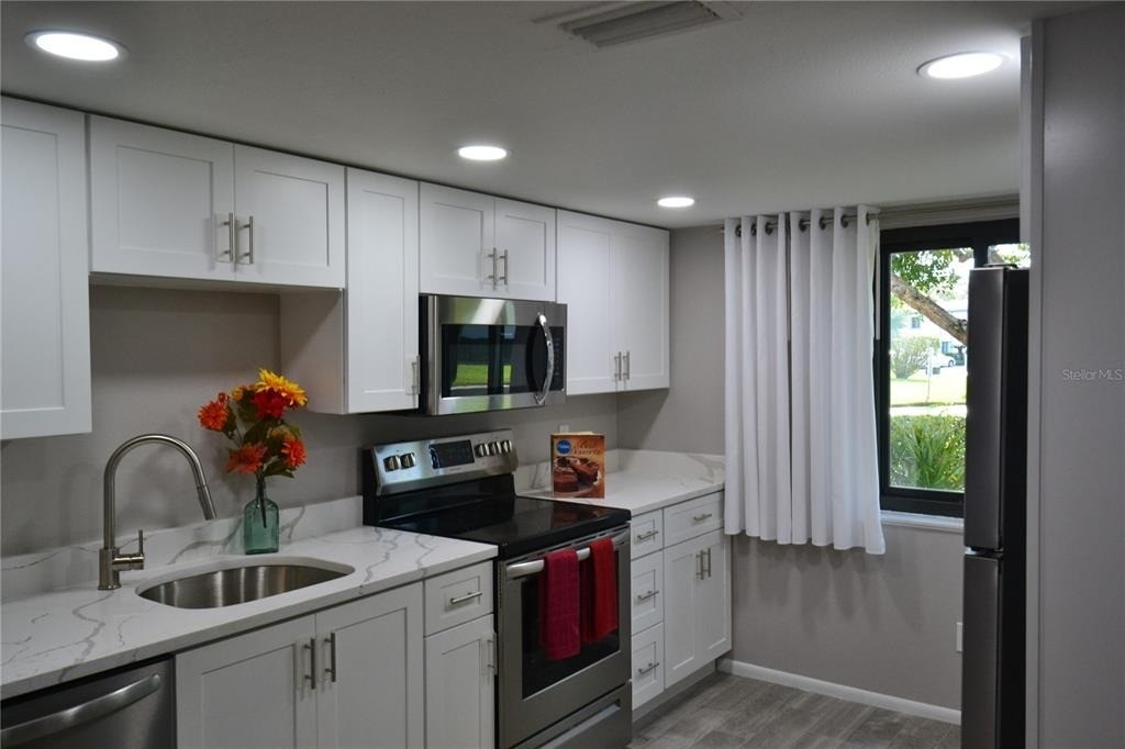 135 W Cypress Court - Photo 2