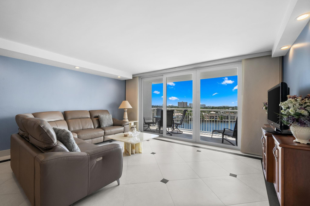 511 Bayshore Drive - Photo 2
