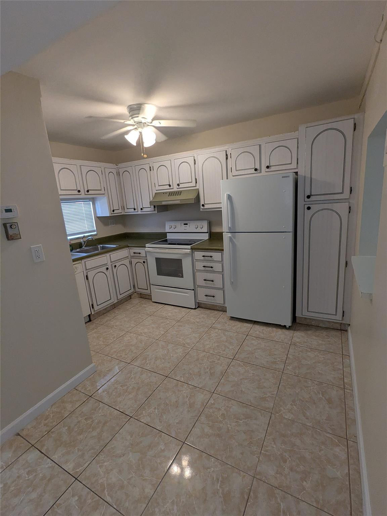 9800 Hollybrook Lake Drive - Photo 2
