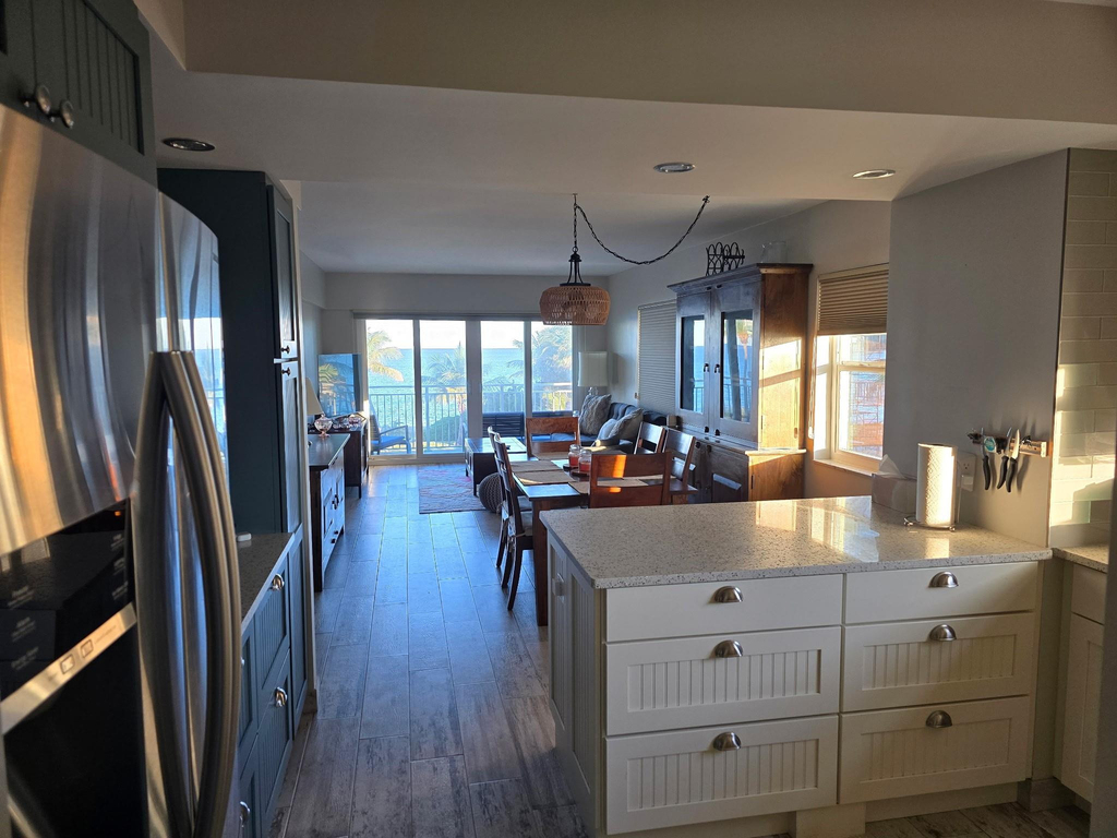 1035 Hillsboro Mile - Photo 2