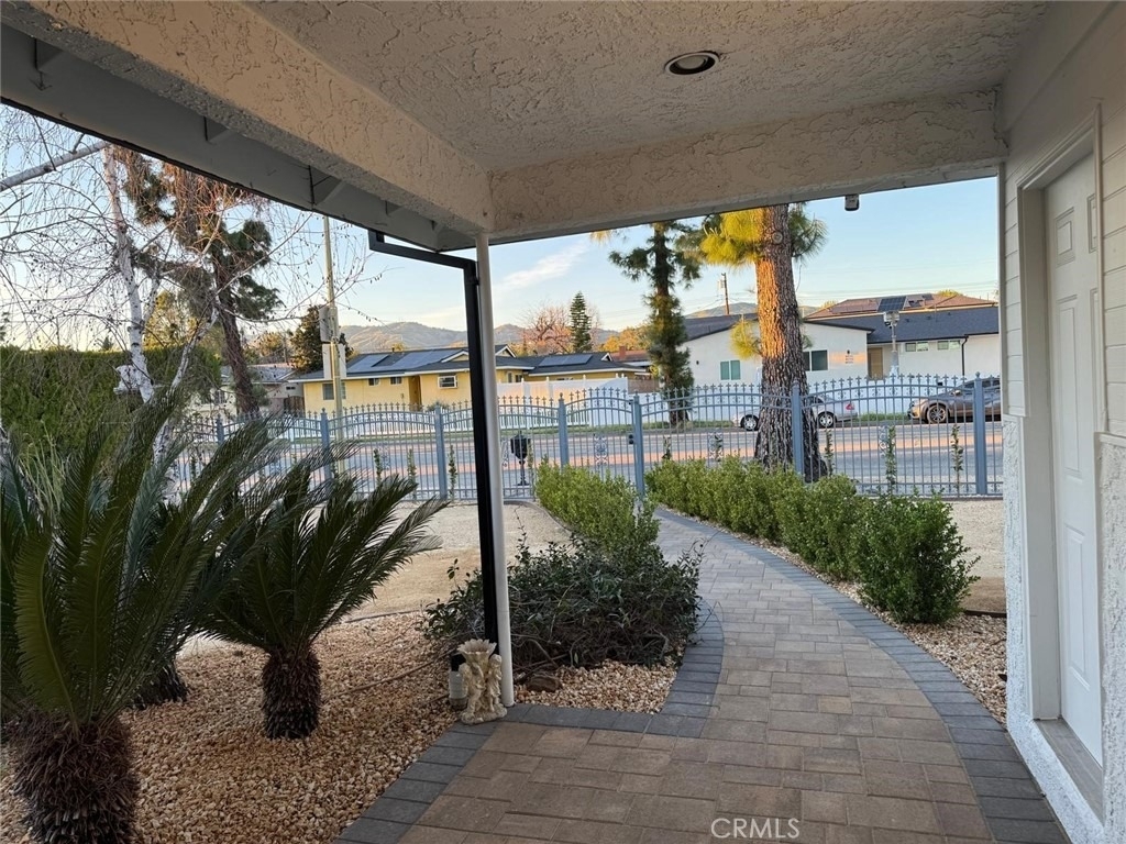 18224 Chatsworth - Photo 4