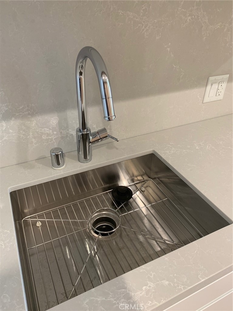 877 Francisco Street - Photo 8