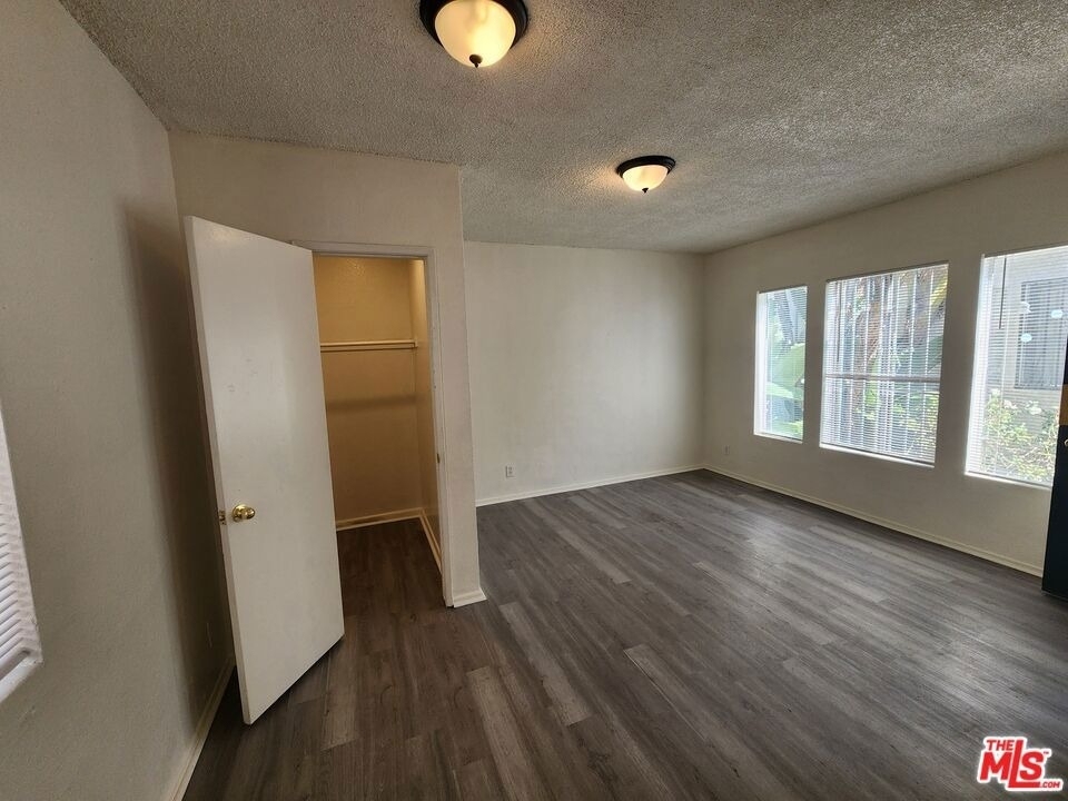 534 W 47th Street - Photo 3
