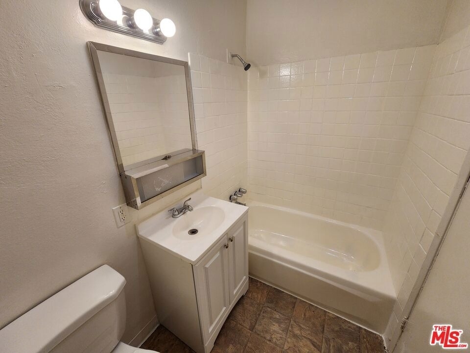 534 W 47th Street - Photo 4