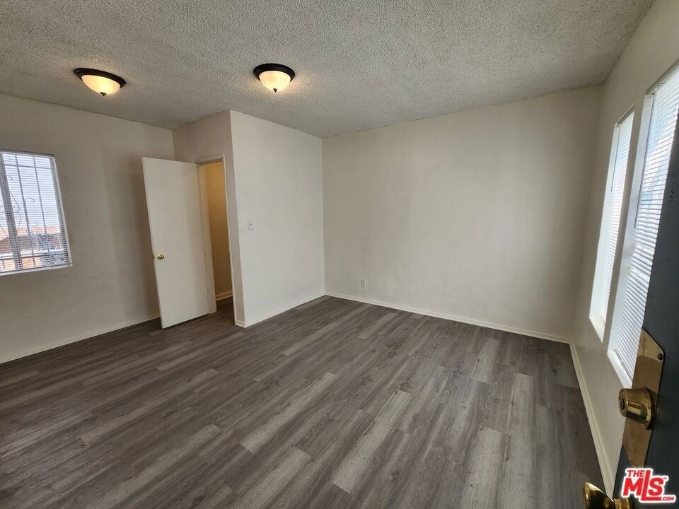 534 W 47th Street - Photo 8