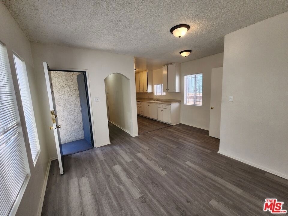 534 W 47th Street - Photo 7