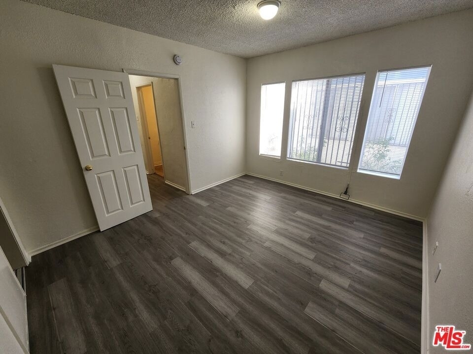 534 W 47th Street - Photo 9