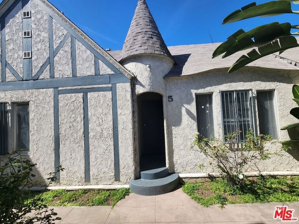 534 W 47th Street - Photo 0