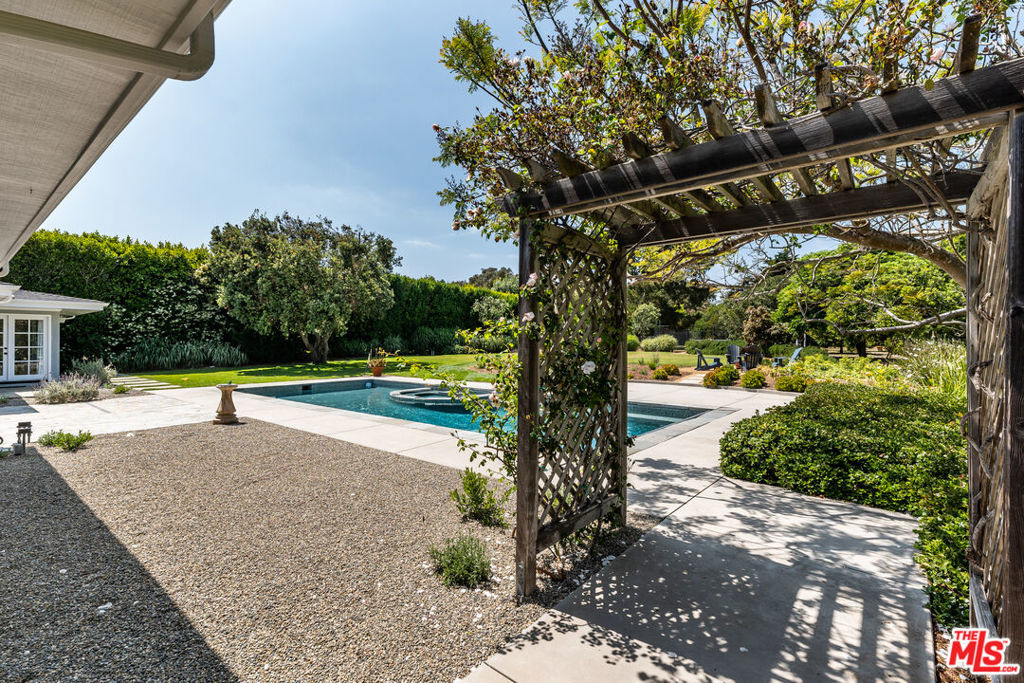 28925 Cliffside Drive - Photo 37