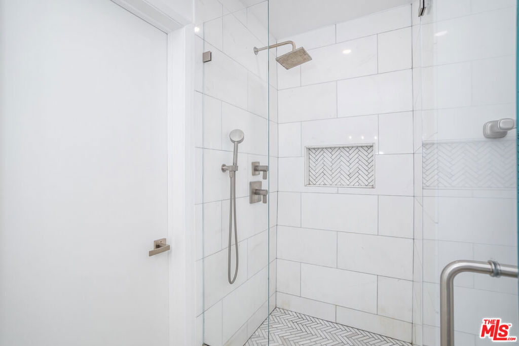 23826 Burbank Boulevard - Photo 17