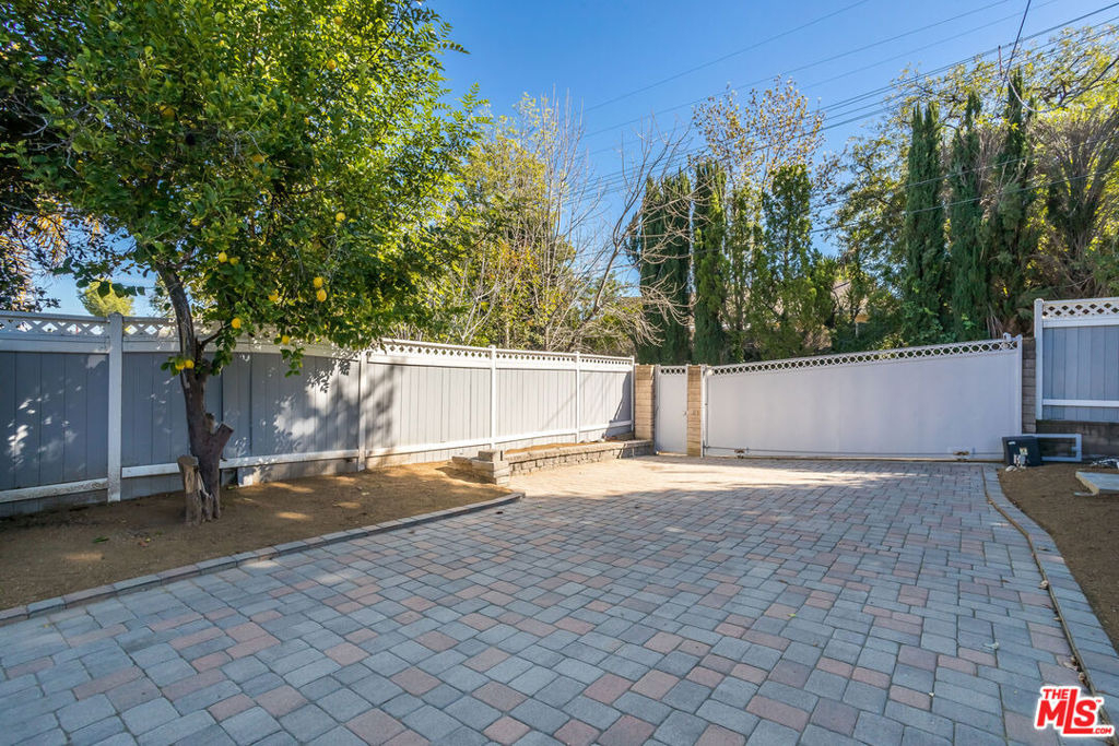 23826 Burbank Boulevard - Photo 26