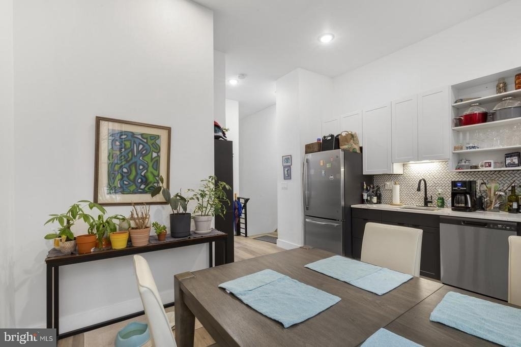 212 Catharine Street - Photo 3