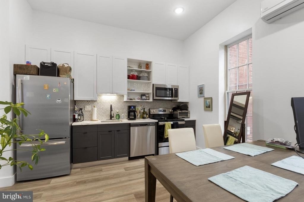 212 Catharine Street - Photo 2