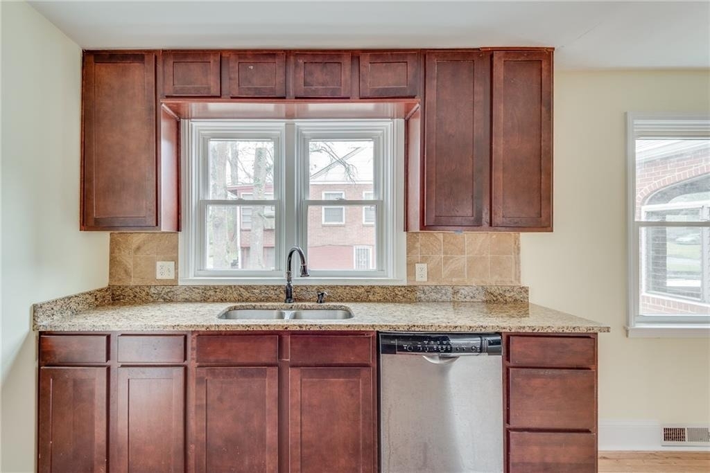 1287 Eastland Road Se - Photo 18