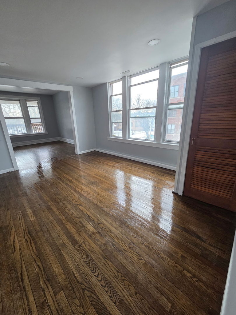 2704 E 77th Street - Photo 4