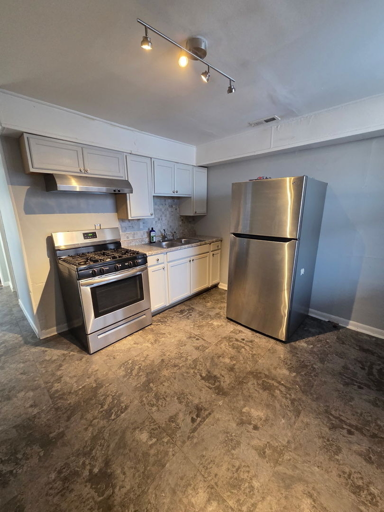 2704 E 77th Street - Photo 5