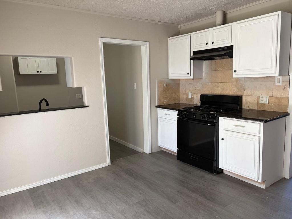 5406 Lyndhurst Drive - Photo 2