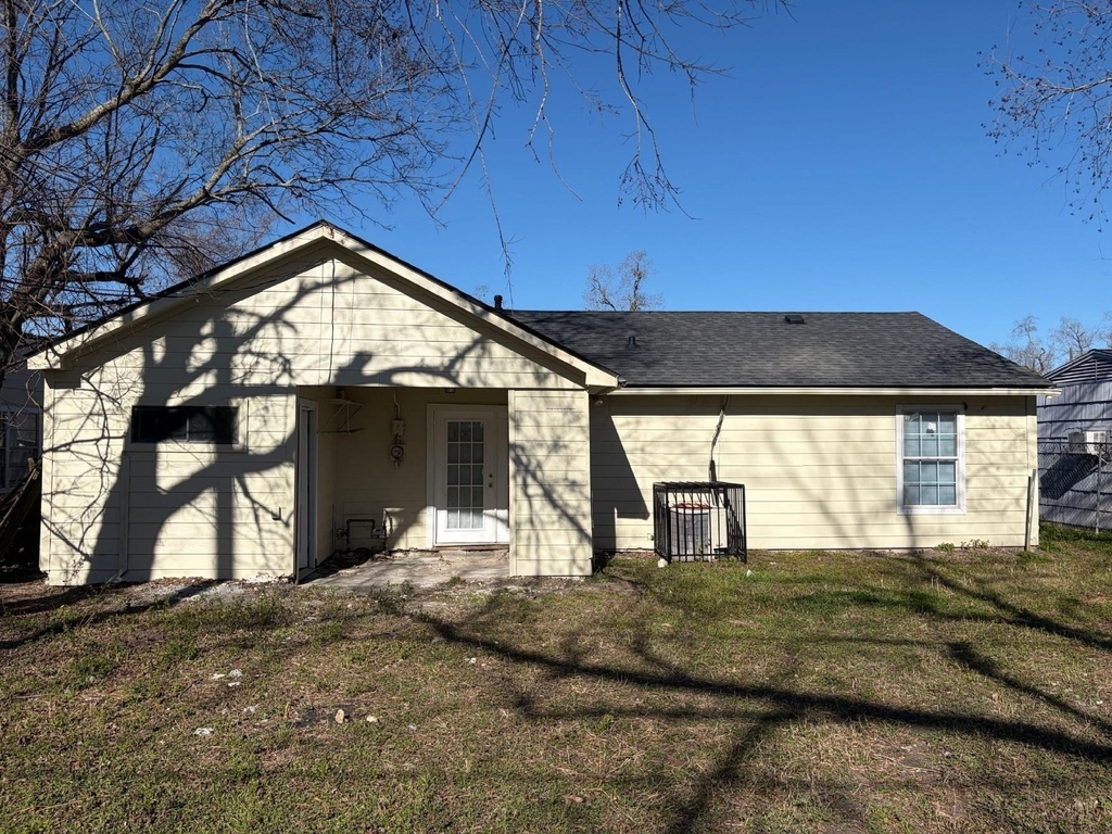 5406 Lyndhurst Drive - Photo 1