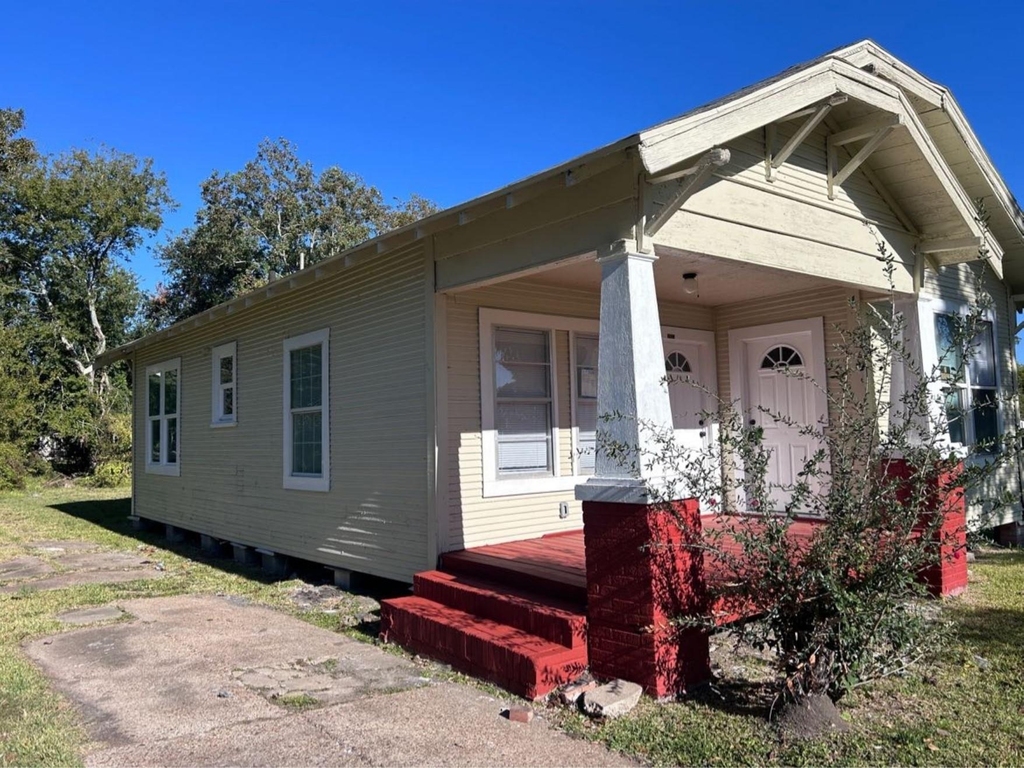 1925 11th Street - Photo 1