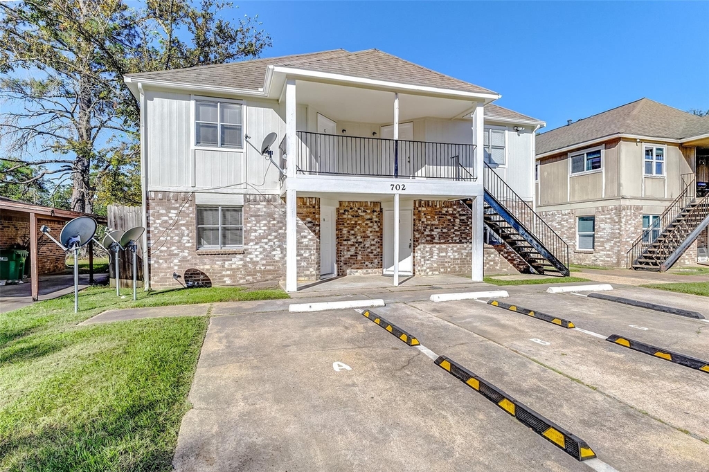 702 Lyle West Avenue - Photo 2
