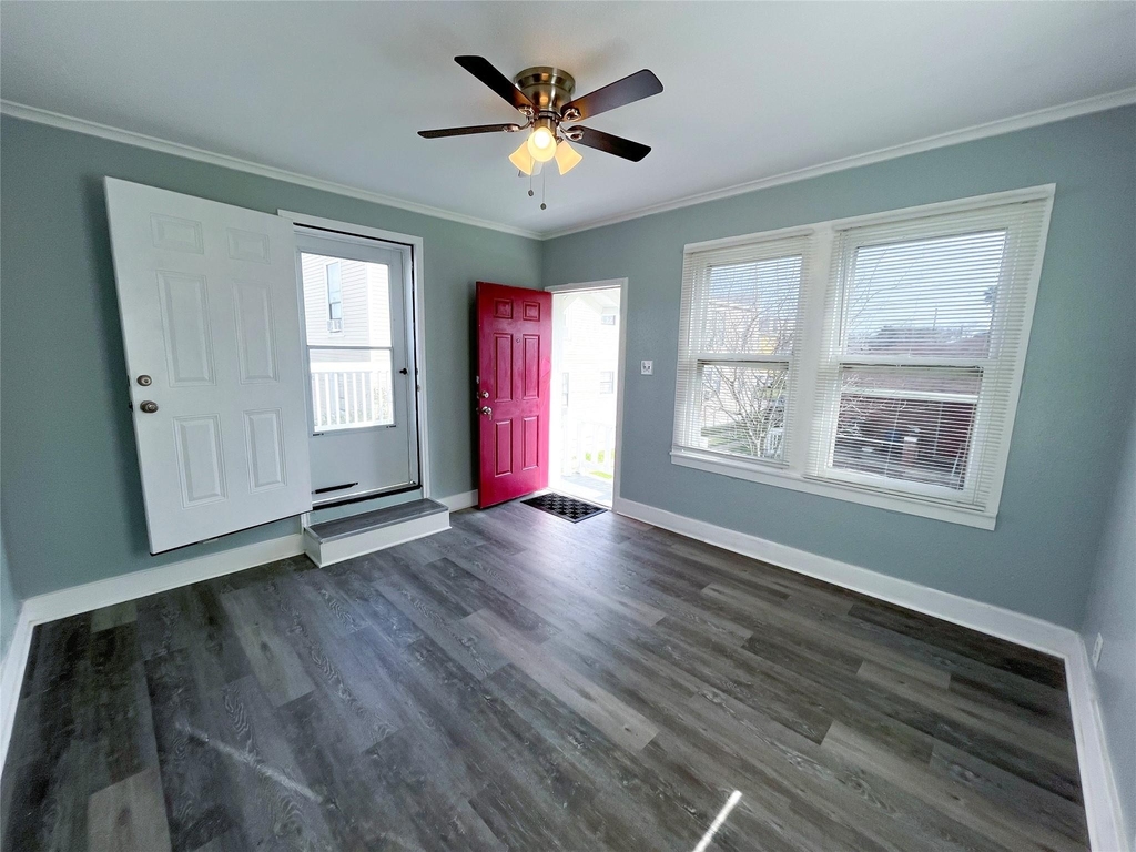 4114 Ave S 1/2 - Photo 3