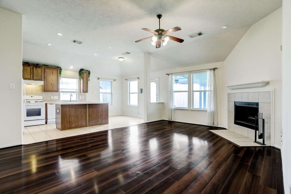 7605 Waterlilly Lane - Photo 4