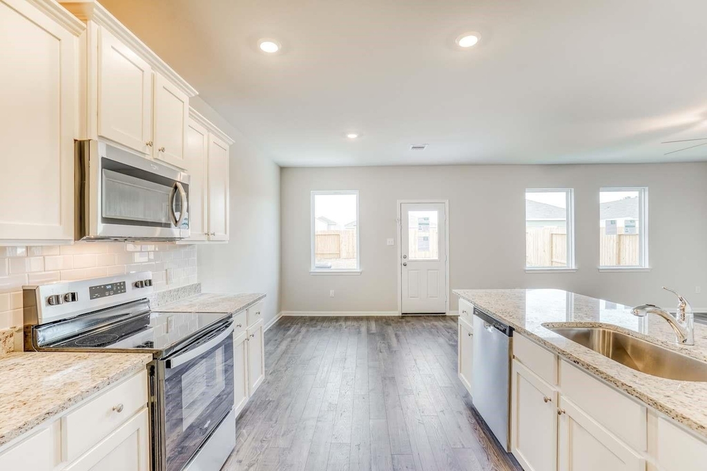8219 Blooming Meadow Lane - Photo 6