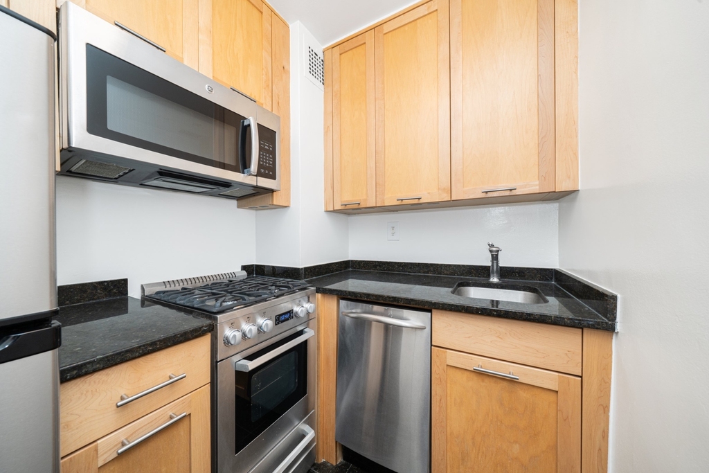 236 East 36th Street - Photo 2