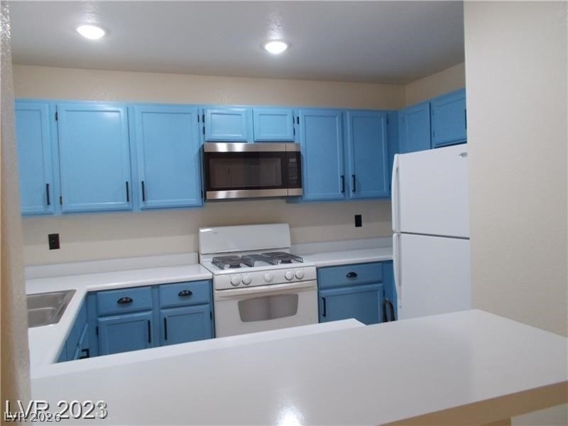 5062 S Rainbow Boulevard - Photo 4
