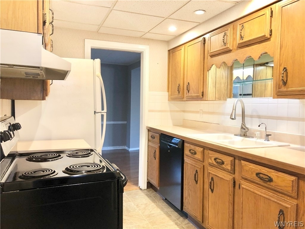200 Koenig Road - Photo 2
