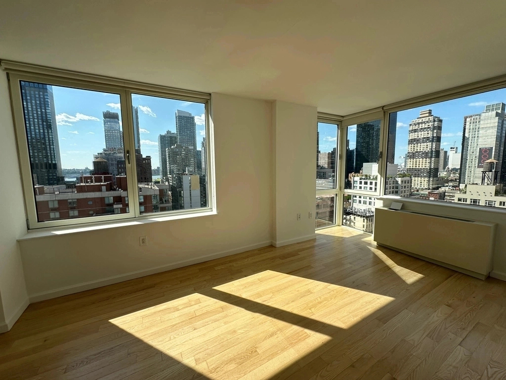 350 West 37th Street - Photo 2