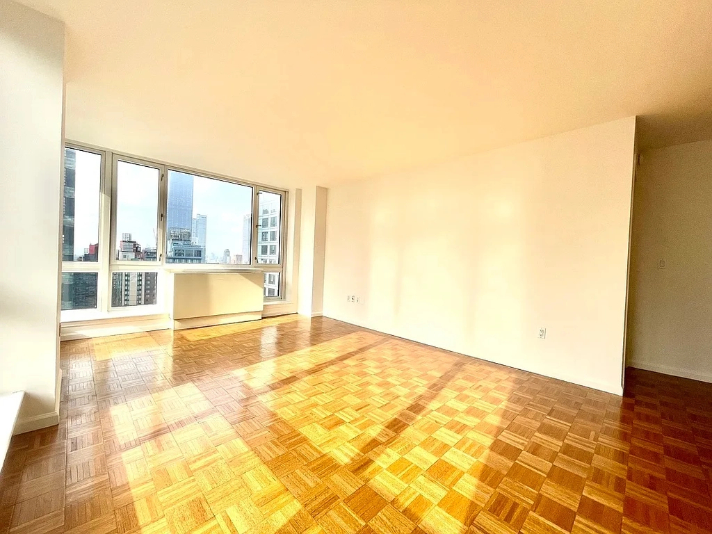 350 West 43rd Street - Photo 3