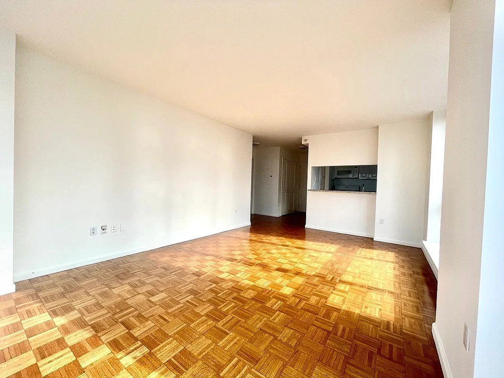 350 West 43rd Street - Photo 4