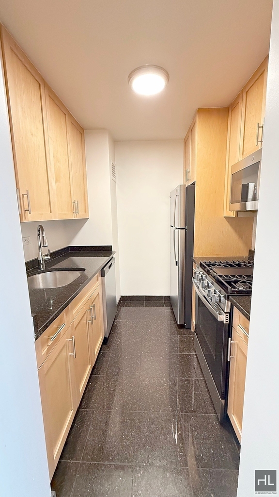 East 49 Street - Photo 7