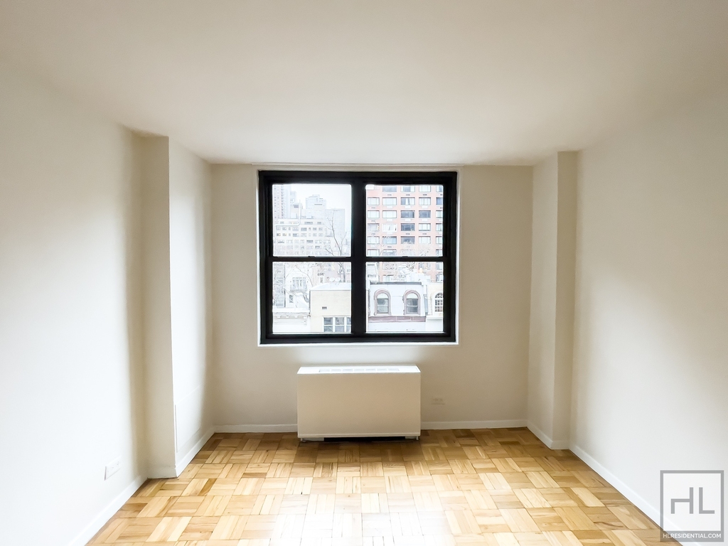 East 49 Street - Photo 3