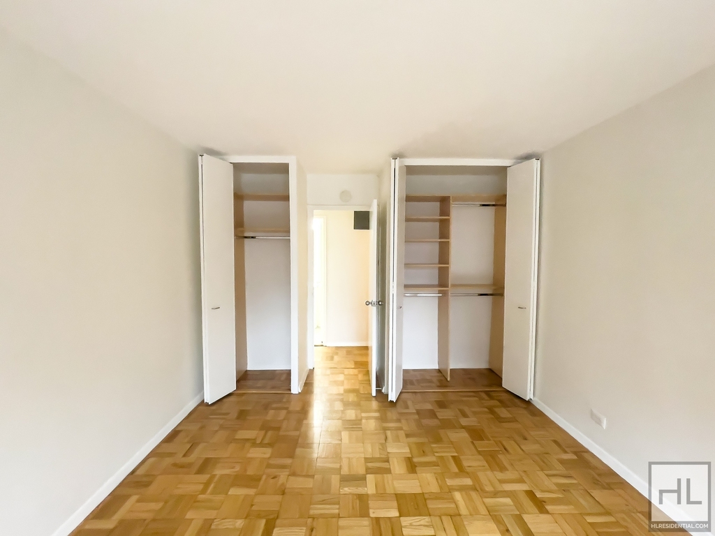 East 49 Street - Photo 5