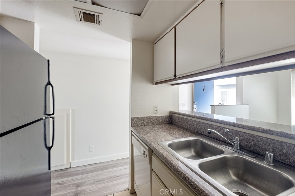 2726 S Menlo Ave. - Photo 2