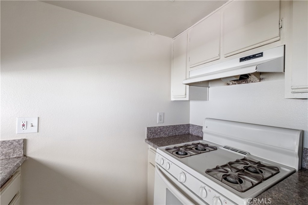 2726 S Menlo Ave. - Photo 1