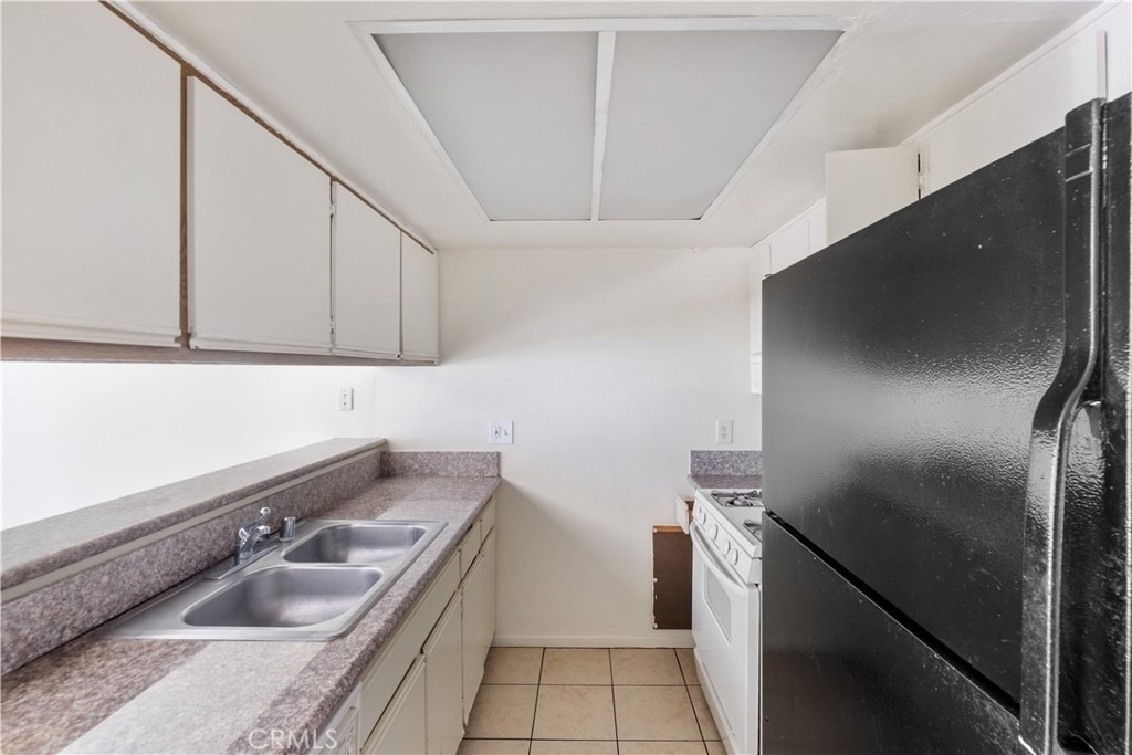 2726 S Menlo Ave. - Photo 0