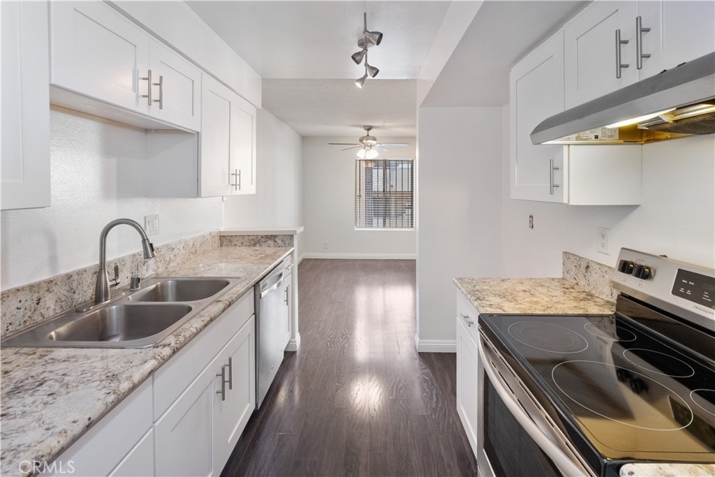 433 S Manhattan Place - Photo 1