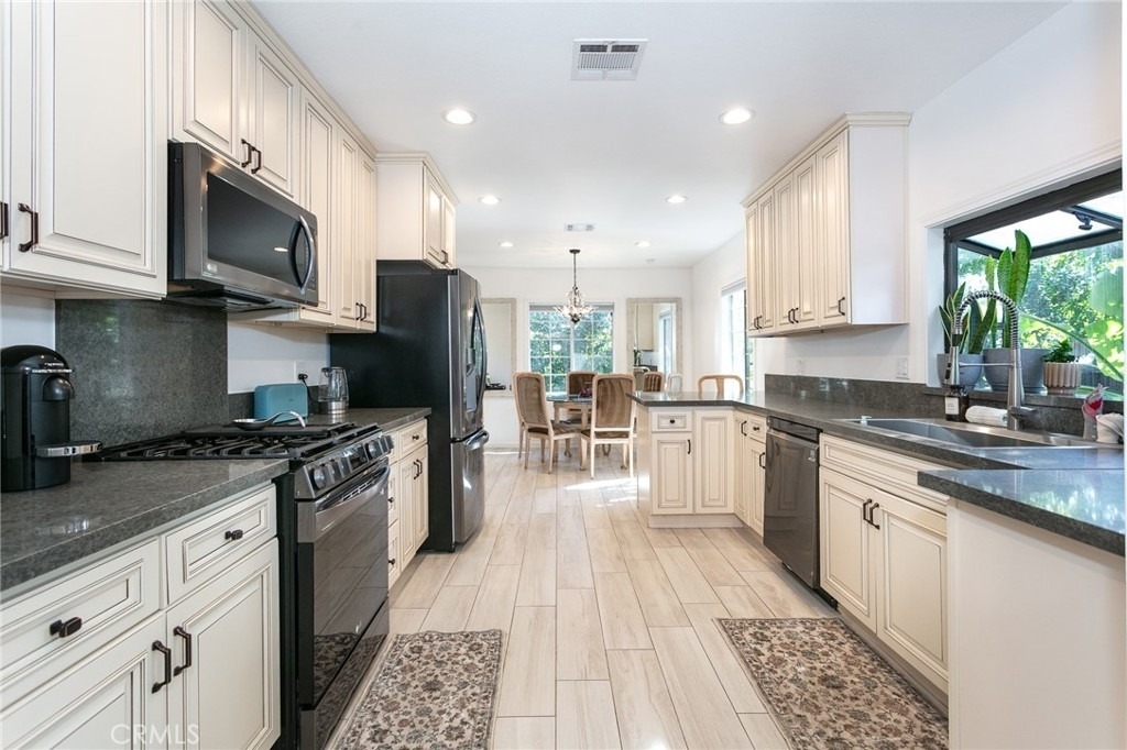 5825 Fulton Avenue - Photo 13