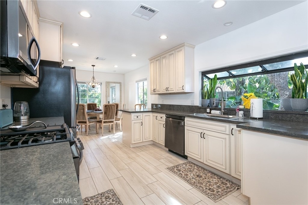 5825 Fulton Avenue - Photo 14